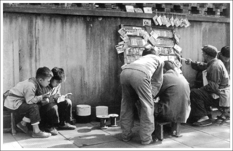 对于60年代,经常出没于小书摊上的常客,坐下来一本小人书在握,看到