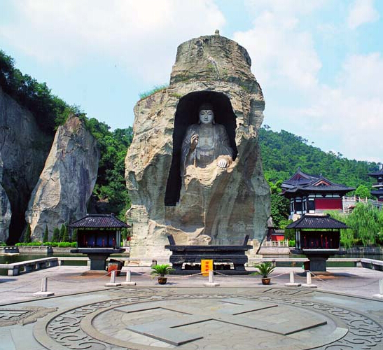 当代柯岩风景区已形成柯岩,鉴湖,鲁镇等三大景区,面积3.
