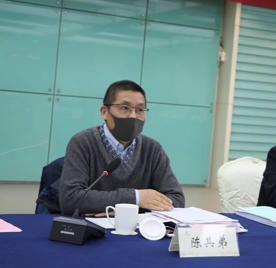 3.苏州市地方志办公室副主任陈其弟在会上点评并答疑.jpg 3.苏州市地方志办公室副主任陈其弟在会上点评并答疑.jpg