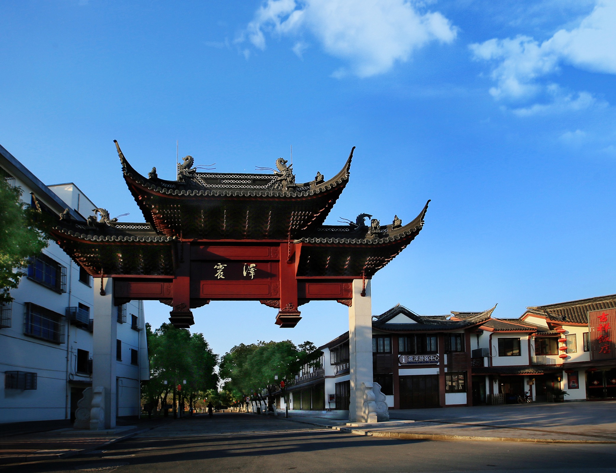 古镇入口处(压题).jpg