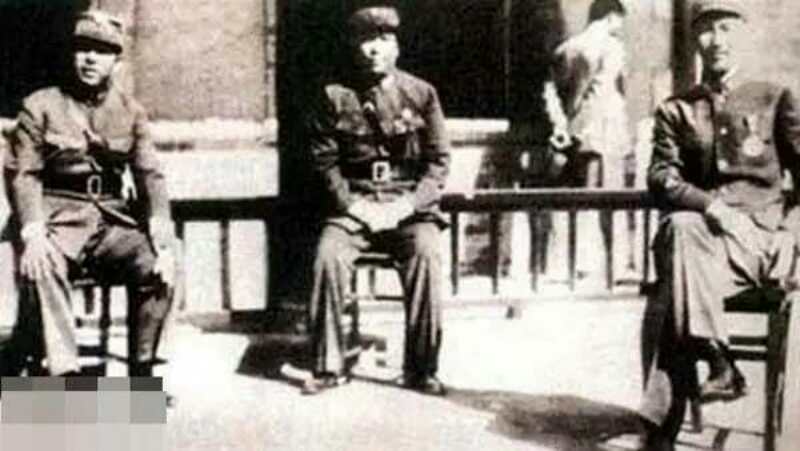 蒋介石(右)到西安督战(左:张学良 中:杨虎城).jpg