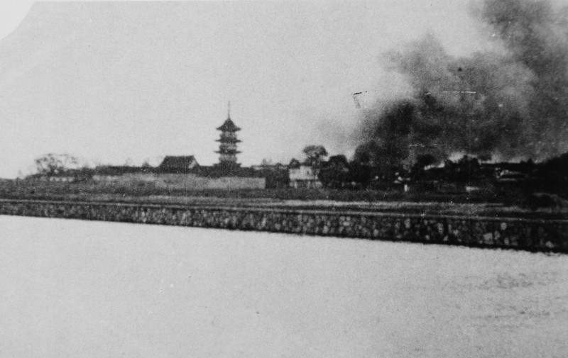 21.日军18师团入侵震泽镇时,镇内燃起熊熊大火。_副本.jpg