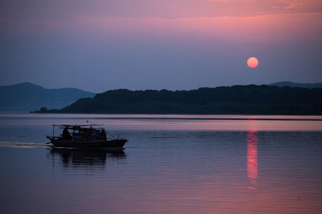 日落夕阳太湖湖景风光 风景 美图 风光 渔夫.jpg