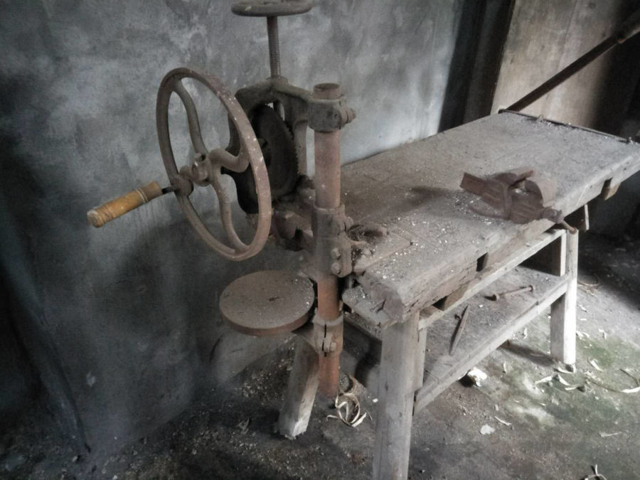 祖父的机械金加工工作台：台钻、台钳、铡刀.jpg