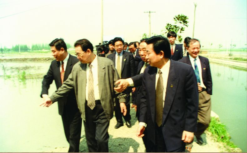 7.1998年4月15日，中共中央政治局常委、全国人大常委会委员长李鹏在八坼农创村视察土地整治情况（馆藏）.jpg