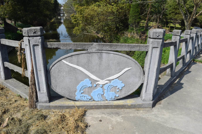4.桥栏内侧为简洁的“海鸥搏浪”图案（来自南汇乡土的博客）.jpg