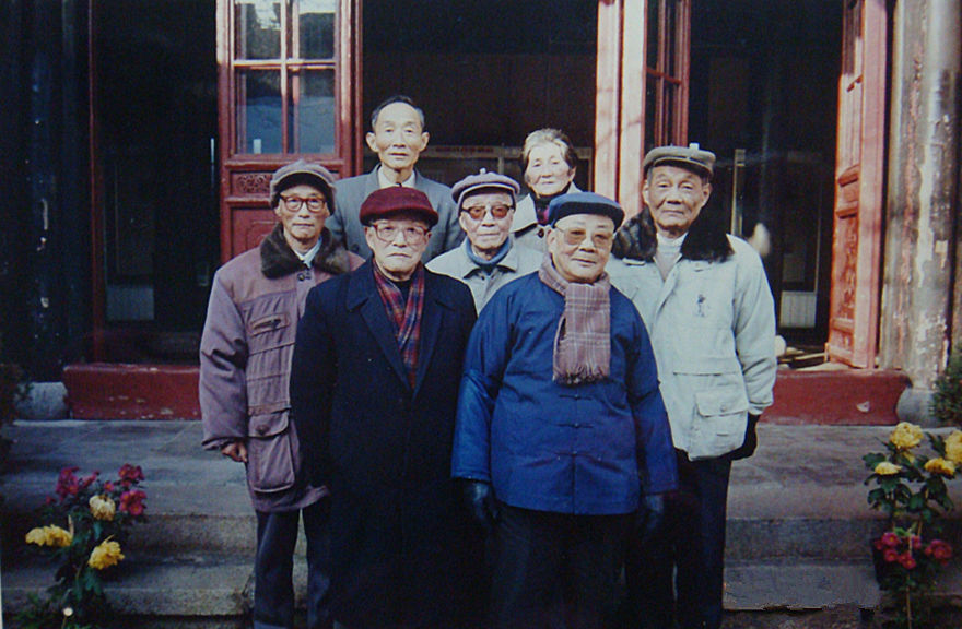 24、殷安如和地下团战友合影（第三排左一 摄于柳亚子纪念馆）.jpg