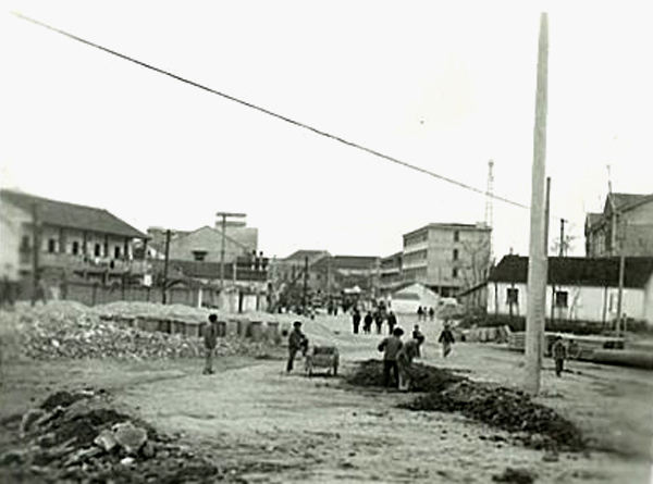 3.20世纪80年代初刚填平西塘河至三角井的河道jpg.jpg