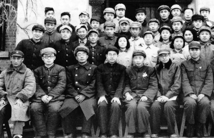 6军委气象局合照(一排左四为涂长望).jpeg