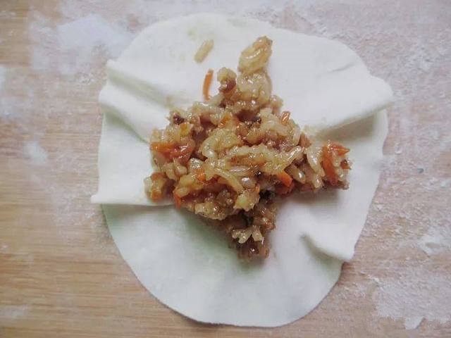 12.馅料包入饺子皮中_副本.jpg