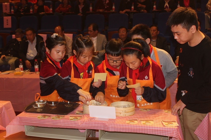 17.盛泽小学的学生品鉴烧卖.jpg 17.盛泽小学的学生品鉴烧卖.jpg