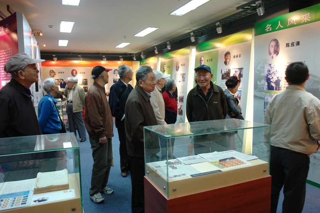 50.2010年5月13日，震泽中学1950届校友参观展览馆.jpg