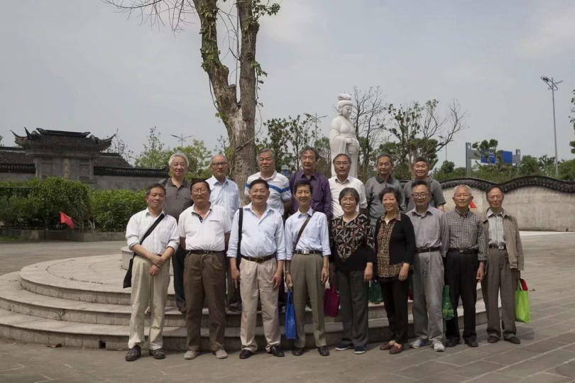 21、2015年10月，部分同学在吴雪森的组织下，参观盛泽丝博园。(吴江日报有报导).jpg