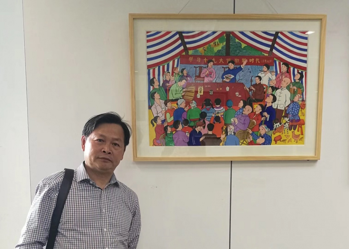 12周鑫华在画展现场.JPG 12周鑫华在画展现场.JPG