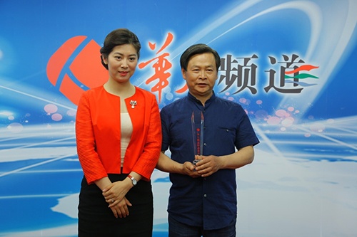 15周鑫华(右)与央视华人频道主持人合影.jpg 15周鑫华(右)与央视华人频道主持人合影.jpg