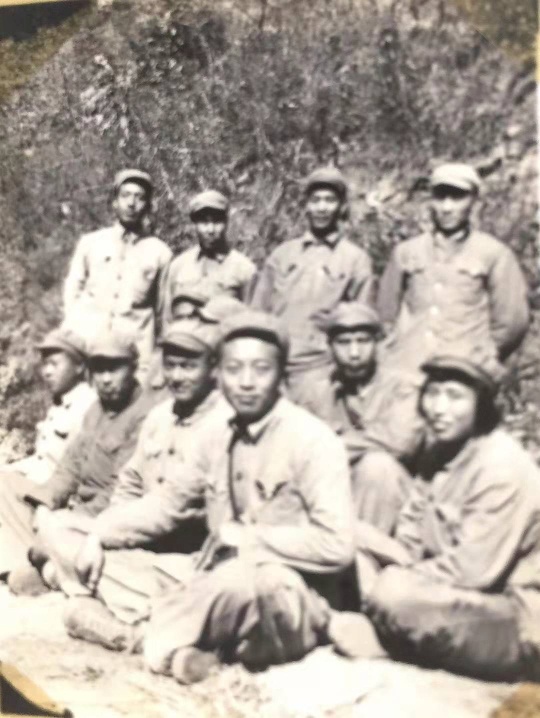 9、舒憬(前排左三)和战友在一起.jpg 9、舒憬(前排左三)和战友在一起.jpg