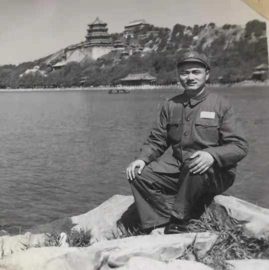 11、舒憬在中国人民解放军总后勤部学习时北京颐和园留影.jpg 11、舒憬在中国人民解放军总后勤部学习时北京颐和园留影.jpg