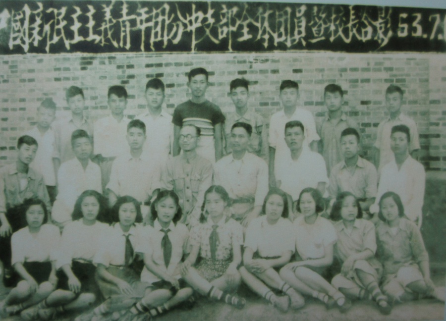 12-1,1953年分湖中学团员与校长合影 中左4 郑润之校长_副本.jpg