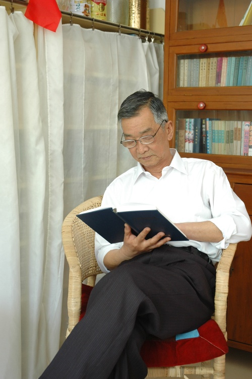 3王师夷在书房.jpg 3王师夷在书房.jpg
