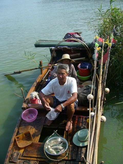 1、老渔民在湖边卖鱼.jpg 1、老渔民在湖边卖鱼.jpg
