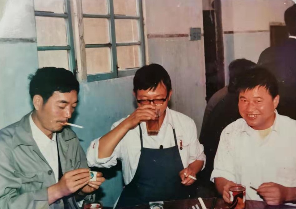 26.父亲叶友根向酒店客人敬酒_副本.jpg