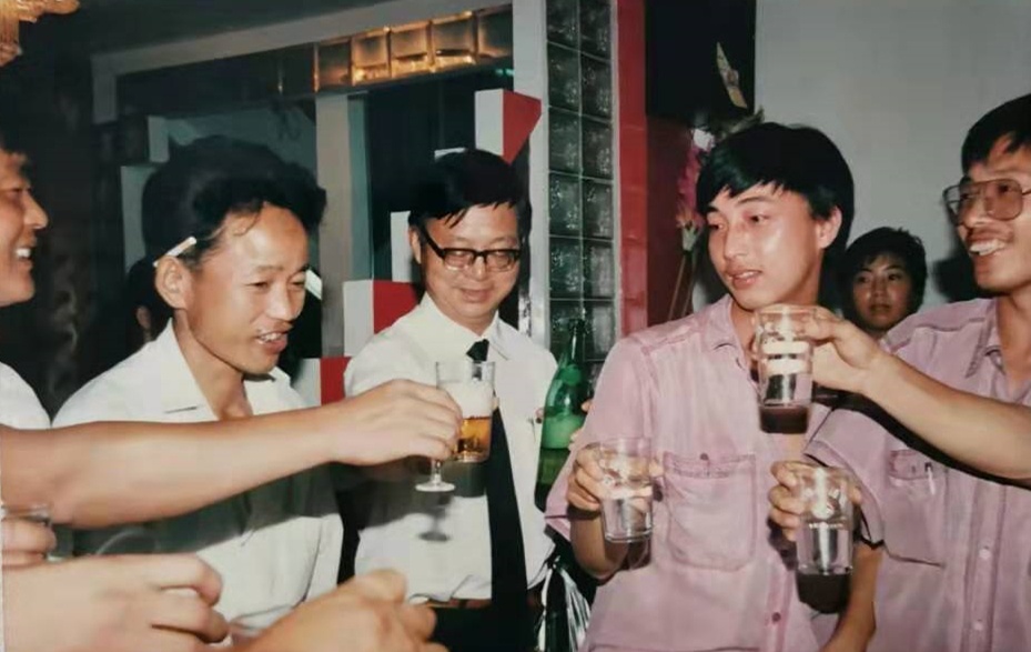 25.父亲叶友根在酒店任职时向客人敬酒(做版面图)_副本.jpg 25.父亲叶友根在酒店任职时向客人敬酒(做版面图)_副本.jpg