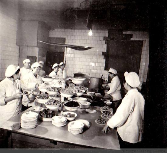 9.70年代的饭店厨房.jpg 9.70年代的饭店厨房.jpg