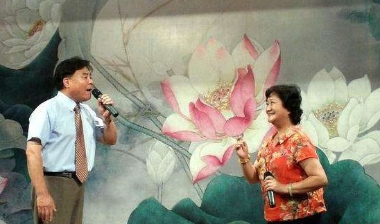 13.徐伯涛(左)和王珊妹表演沪剧.jpg 13.徐伯涛(左)和王珊妹表演沪剧.jpg