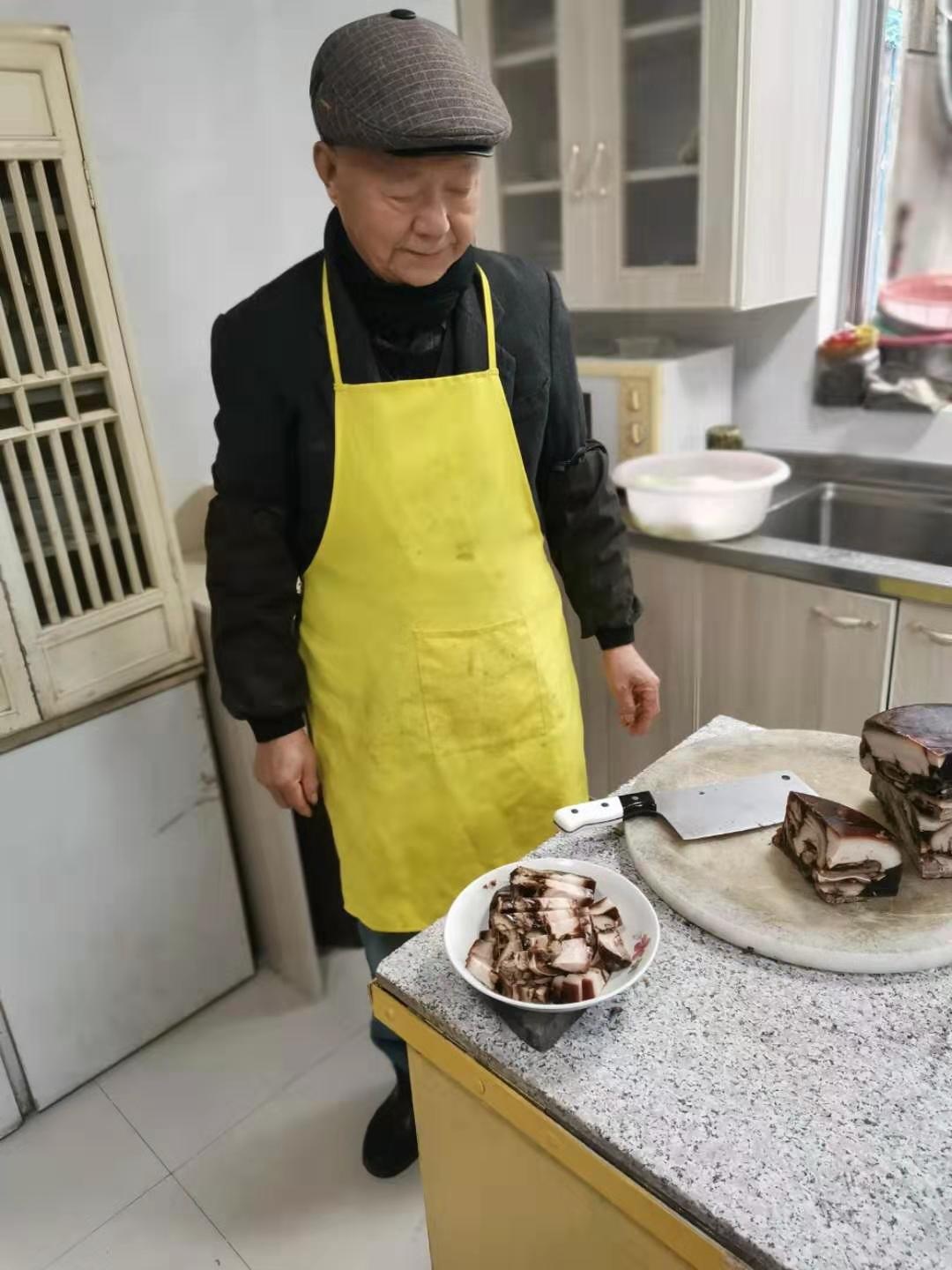 24.父亲叶友根宝刀未老,制作五香猪头糕.jpg 24.父亲叶友根宝刀未老,制作五香猪头糕.jpg