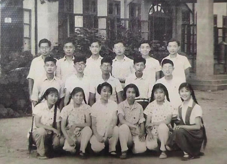 吴江师范(3)班赴师专的同学合影_编辑_副本.jpg