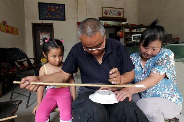 8、用牵钻钻孔.jpg 8、用牵钻钻孔.jpg