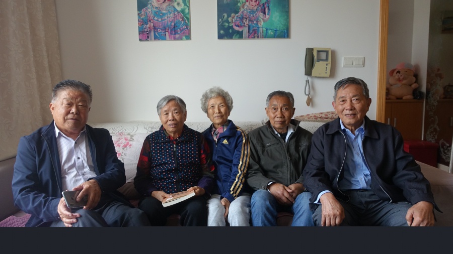 1.第一届蚕桑学校部分学员与当年蚕种场职员合影(左起金通根、赵丽娟、沈雪芳、项永铭、王胜奎)(作为封面).jpg 1.第一届蚕桑学校部分学员与当年蚕种场职员合影(左起金通根、赵丽娟、沈雪芳、项永铭、王胜奎)(作为封面).jpg