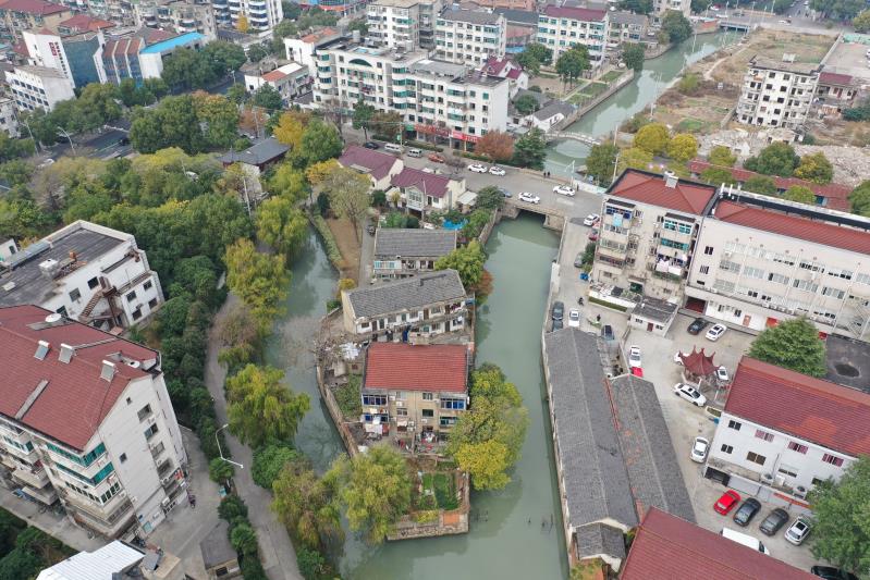 10.俯看烧香河,左河通向关帝庙,右河通向庆丰桥(陈益明摄).jpg