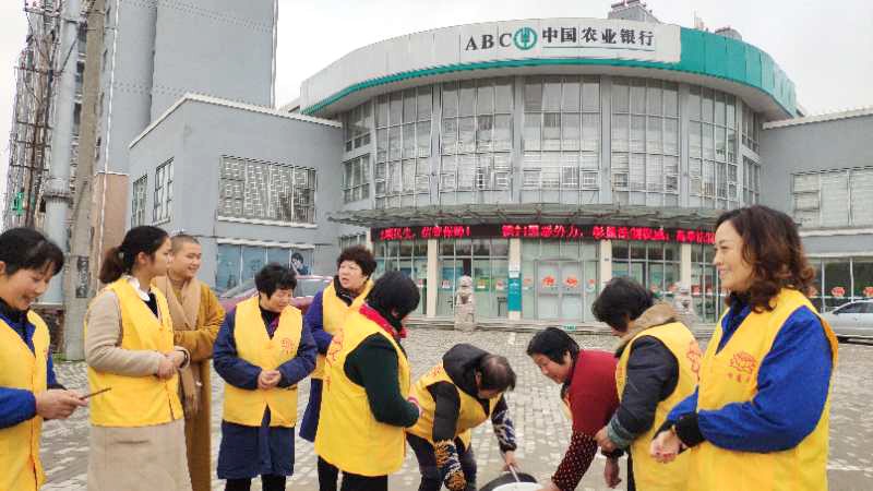 14、甘露寺信众腊八节在银行门口发放腊八粥.jpg 14、甘露寺信众腊八节在银行门口发放腊八粥.jpg