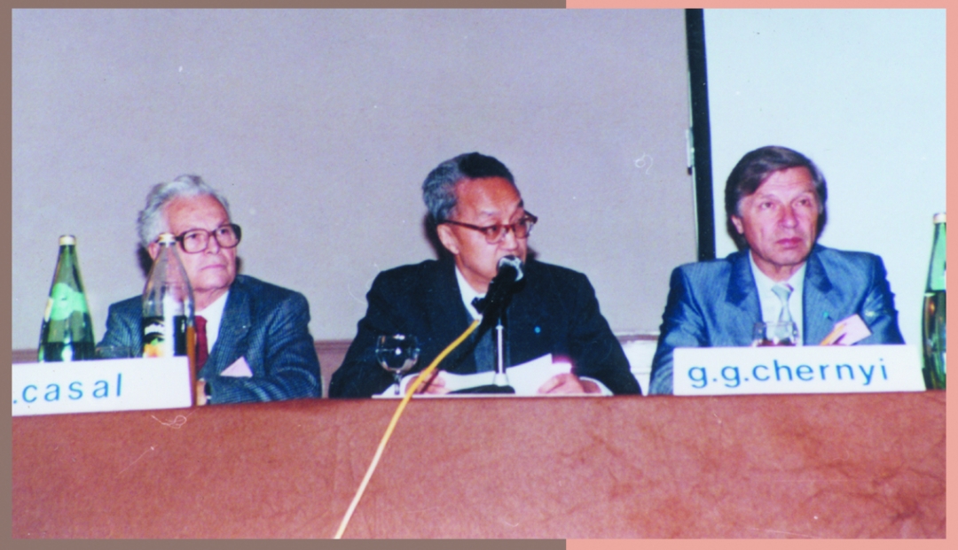 图16:1983—1987年,杨嘉墀(中)连任两届国际宇航联合会副主席.jpg