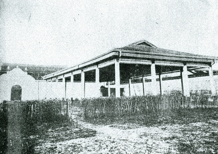 图12:丽则女学雨中操场(摄于1915年)_副本.jpg