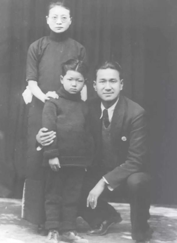 唐炳麟夫妇与其子唐仲英.jpg 唐炳麟夫妇与其子唐仲英.jpg