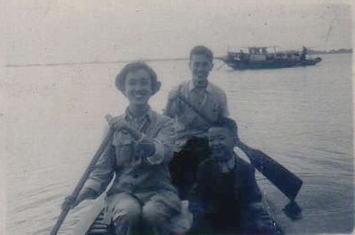 10.上世纪五十年代盛泽西白漾划船照片.JPG