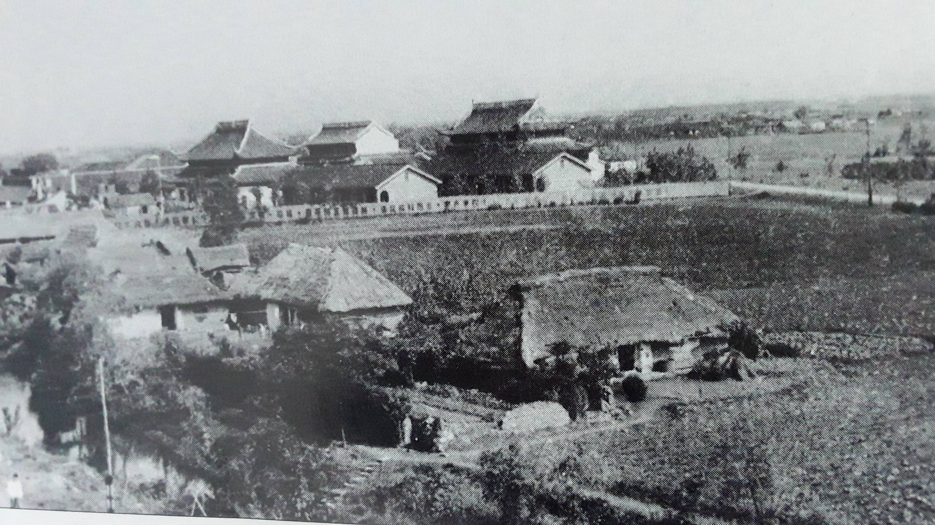 8.孔庙远眺 摄于1959年.jpg