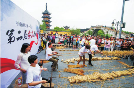 2015年5月17日，震泽镇第二届中国蚕花节举行制作（绞）蜈蚣（柴龙）比赛.png