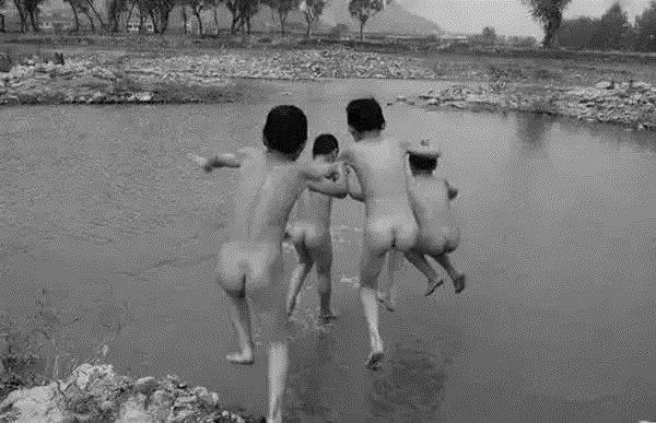 6小孩在河里洗澡_副本.jpg