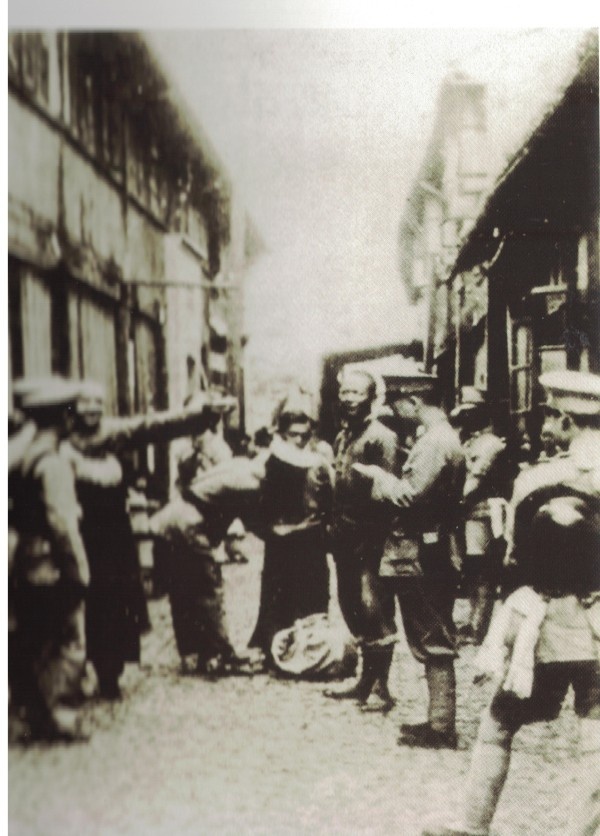 4-2“清乡”期间，日伪军警在盛泽致远街搜查行人.jpg