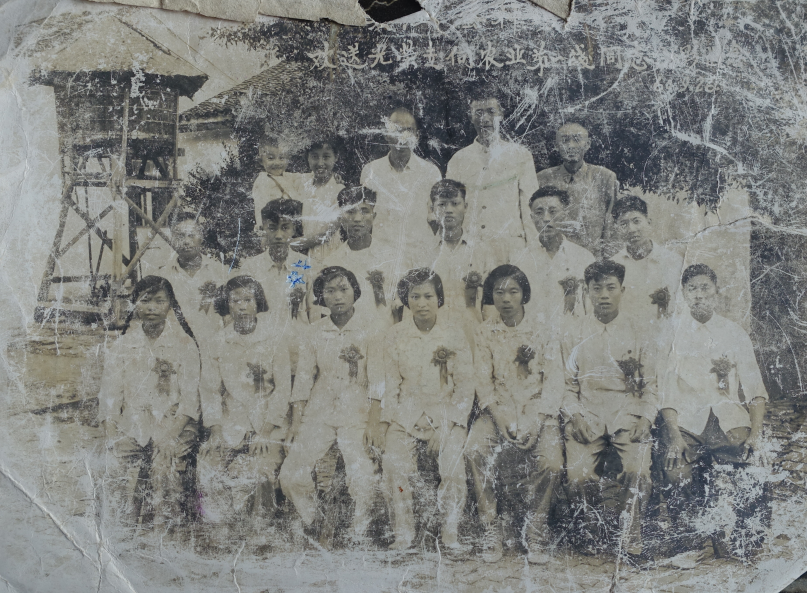 12.1960年，第一届蚕桑学校学员毕业合影.PNG