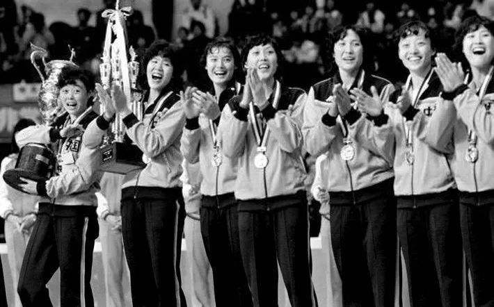 1981年11月16日，郎平（左二）与队友在夺得第三届世界杯女子排球赛冠军后领奖.jpg