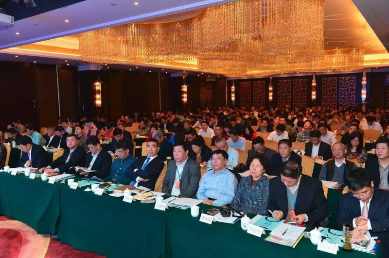 2.12月20日,中国丝绸大会在广州召开,来自全国各省市丝绸企业及相关单位300多名代表参加了会议.jpg